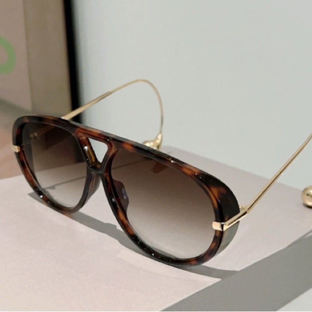 Stylish Tortoise Shell Sunglasses with Gold Details